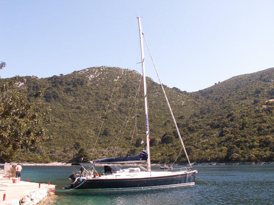 Sailing yacht 