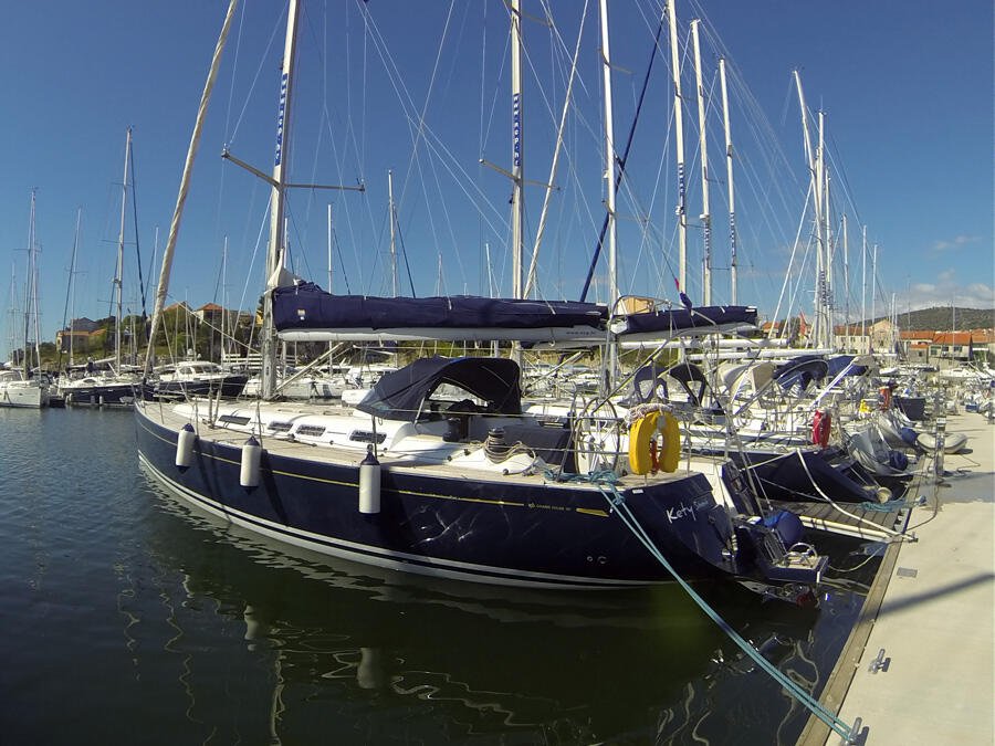 Sailing yacht 