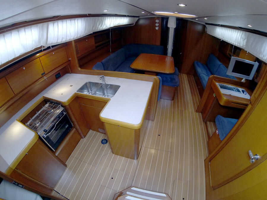 Sailing yacht 