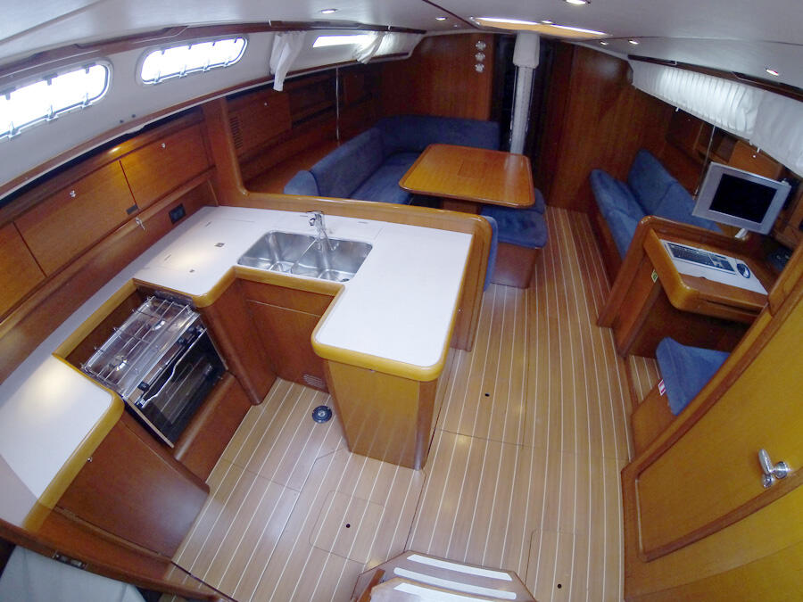 Sailing yacht 