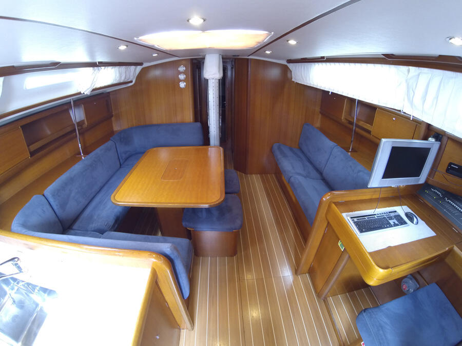 Sailing yacht 