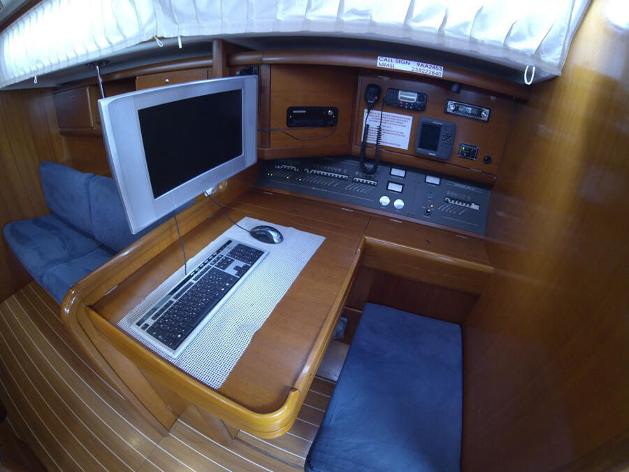 Sailing yacht 