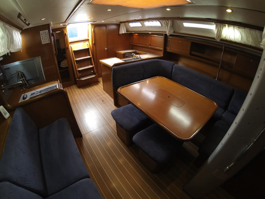 Sailing yacht 