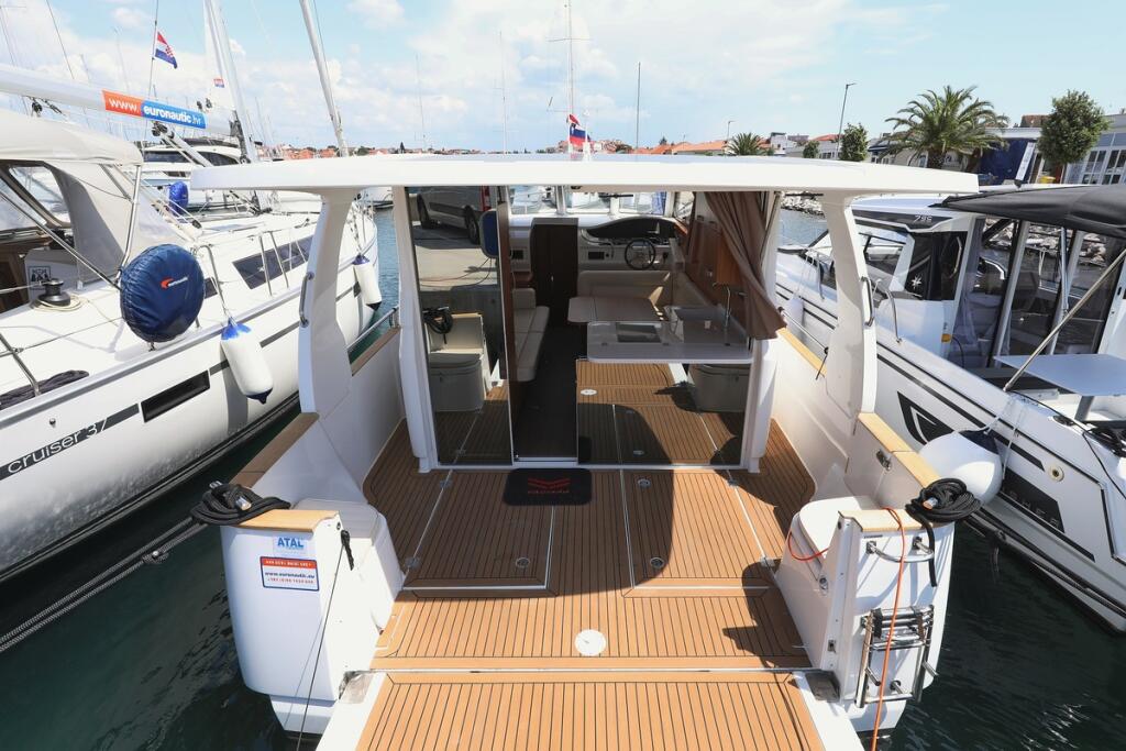 Motor yacht 