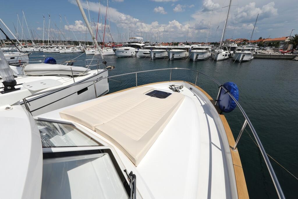 Motor yacht 