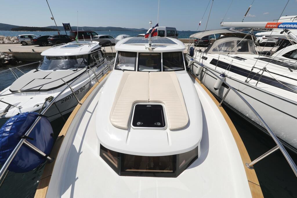 Motor yacht 