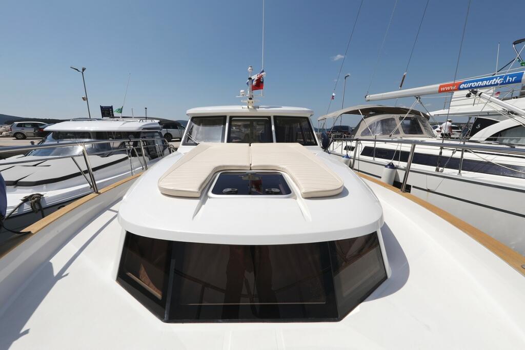 Motor yacht 