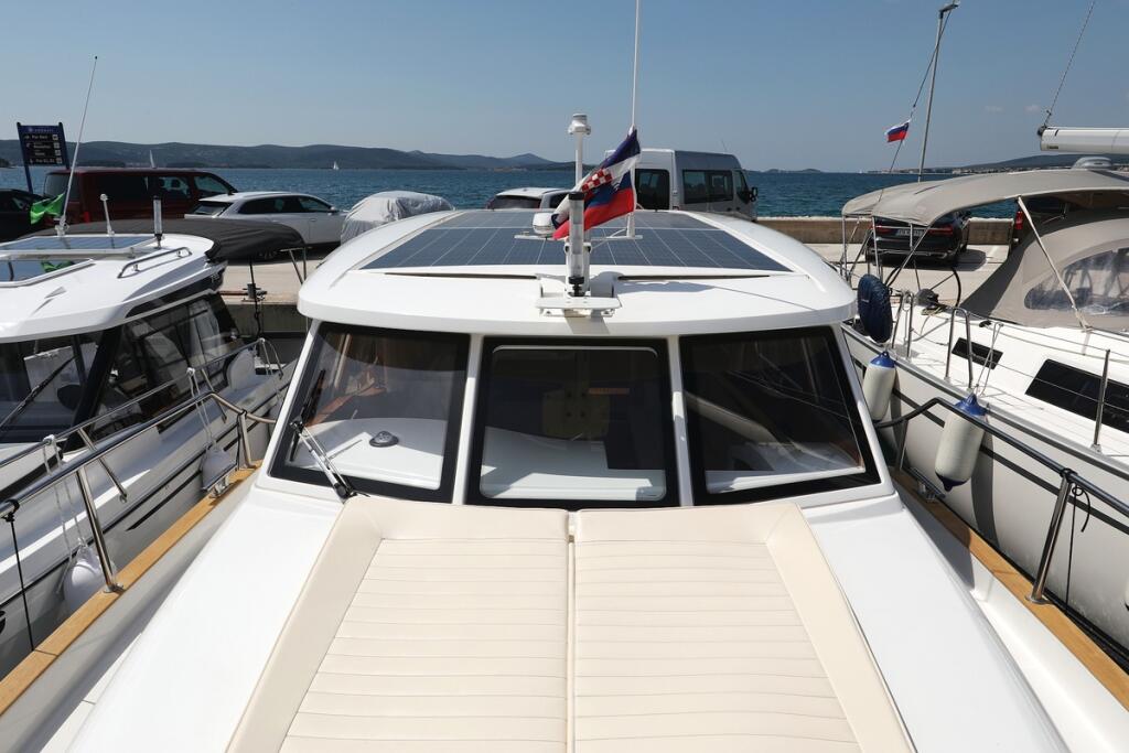 Motor yacht 