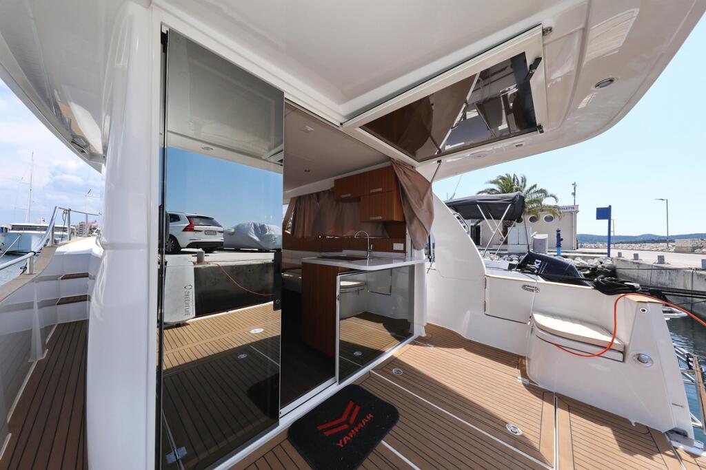 Motor yacht 