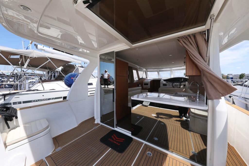 Motor yacht 