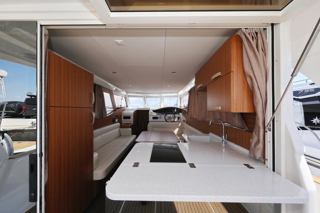 Motor yacht 