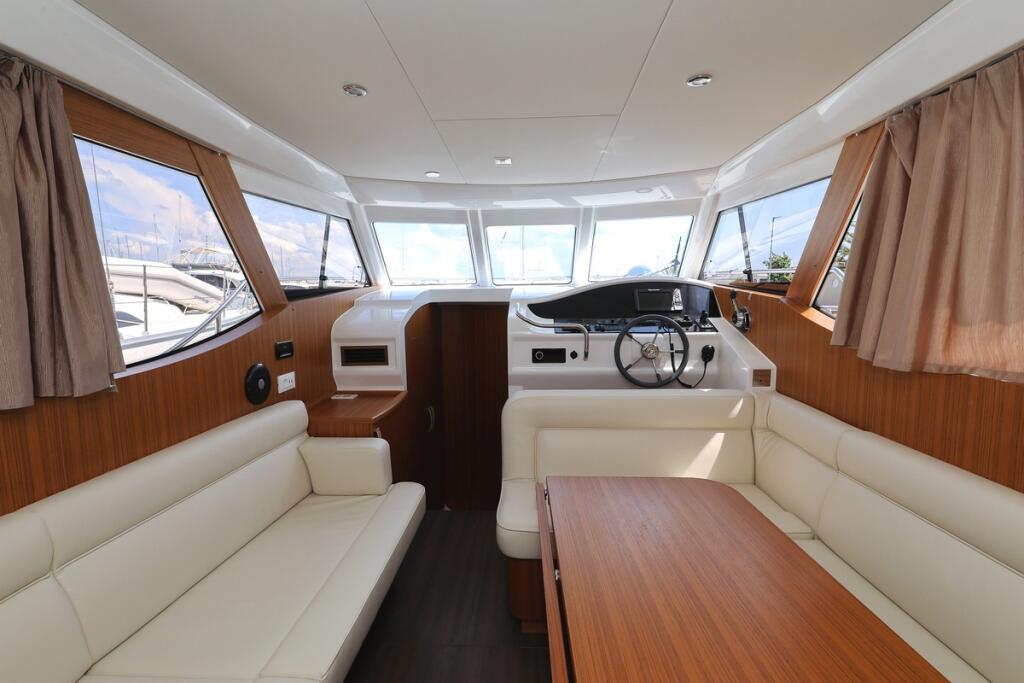 Motor yacht 