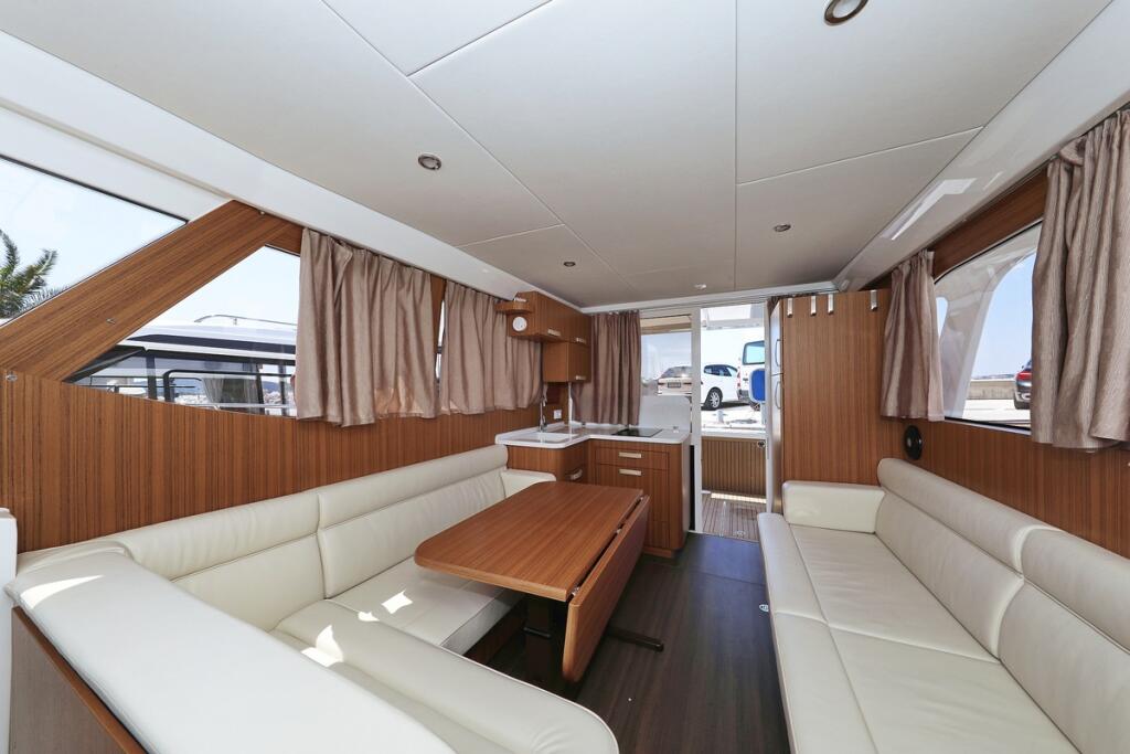 Motor yacht 
