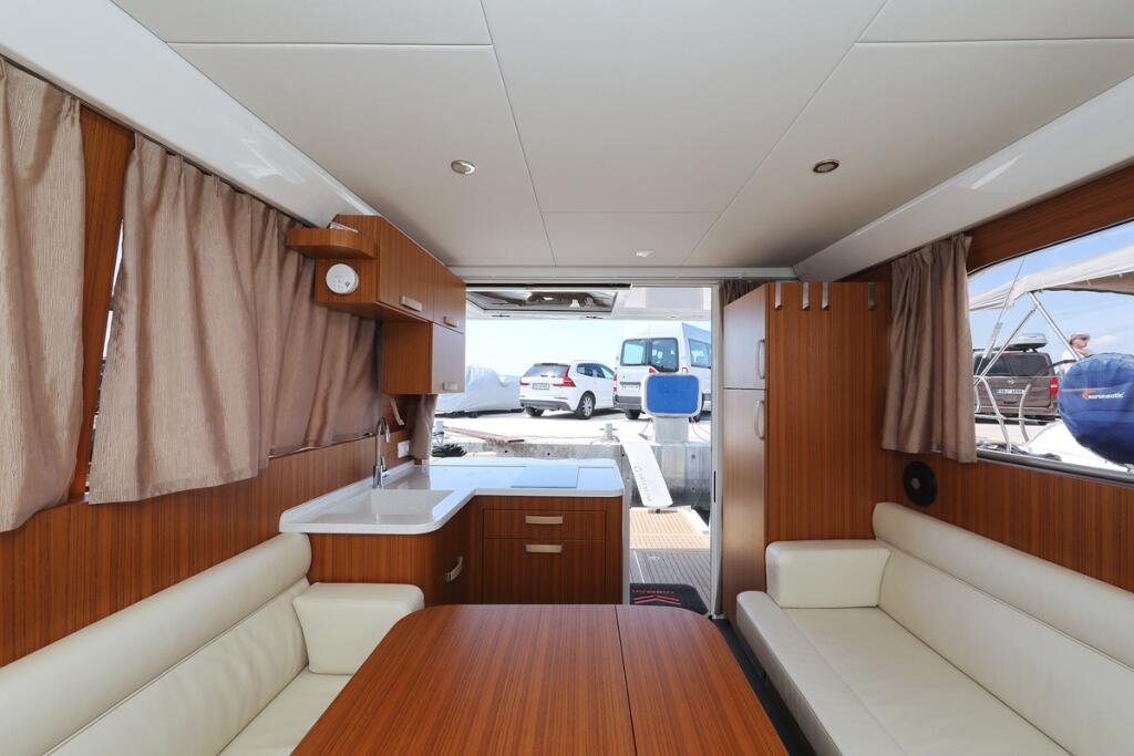 Motor yacht 