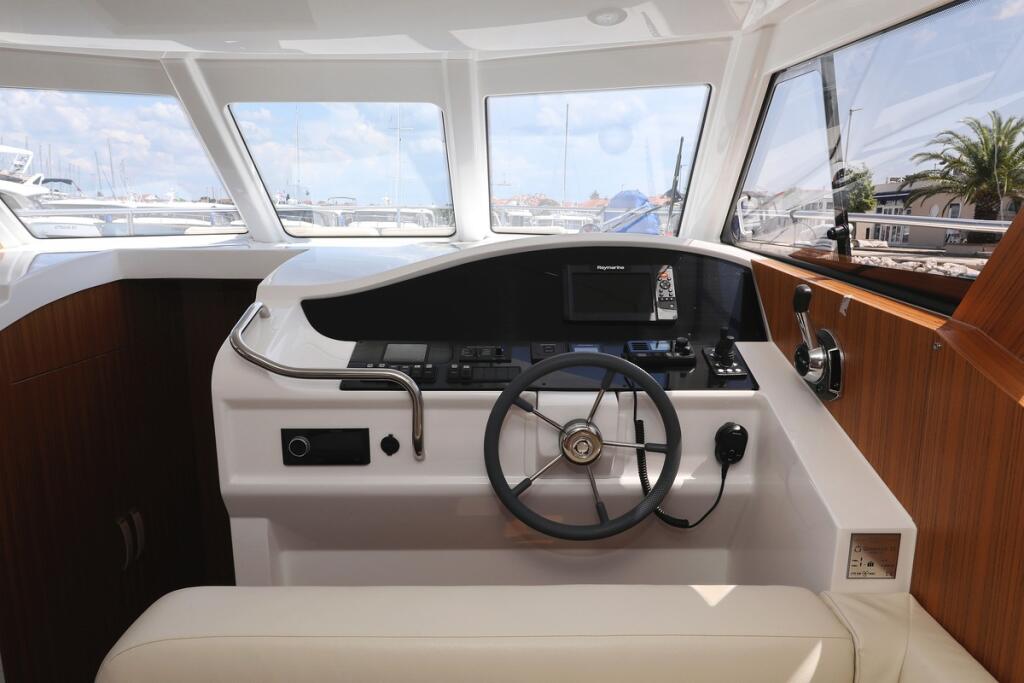 Motor yacht 