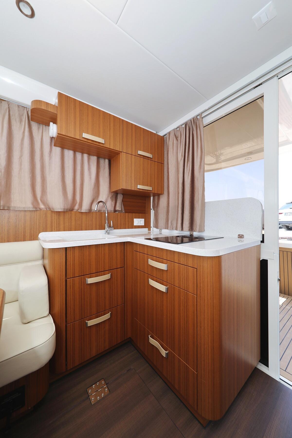 Motor yacht 