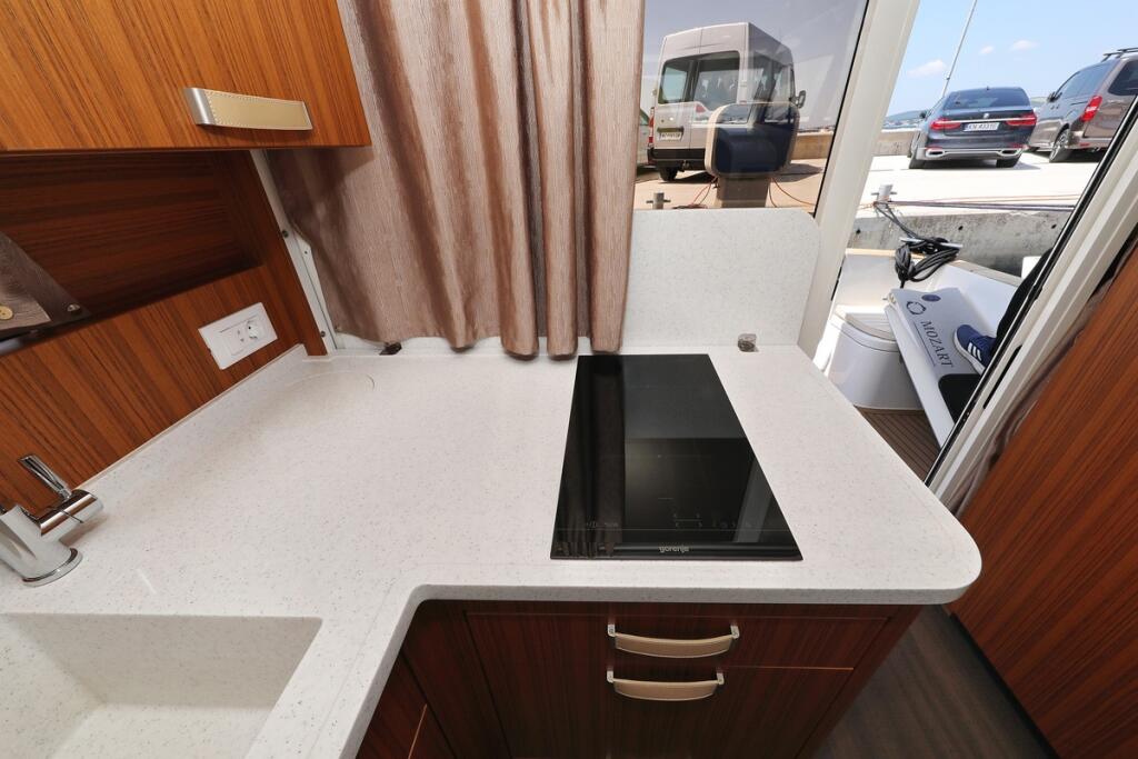 Motor yacht 