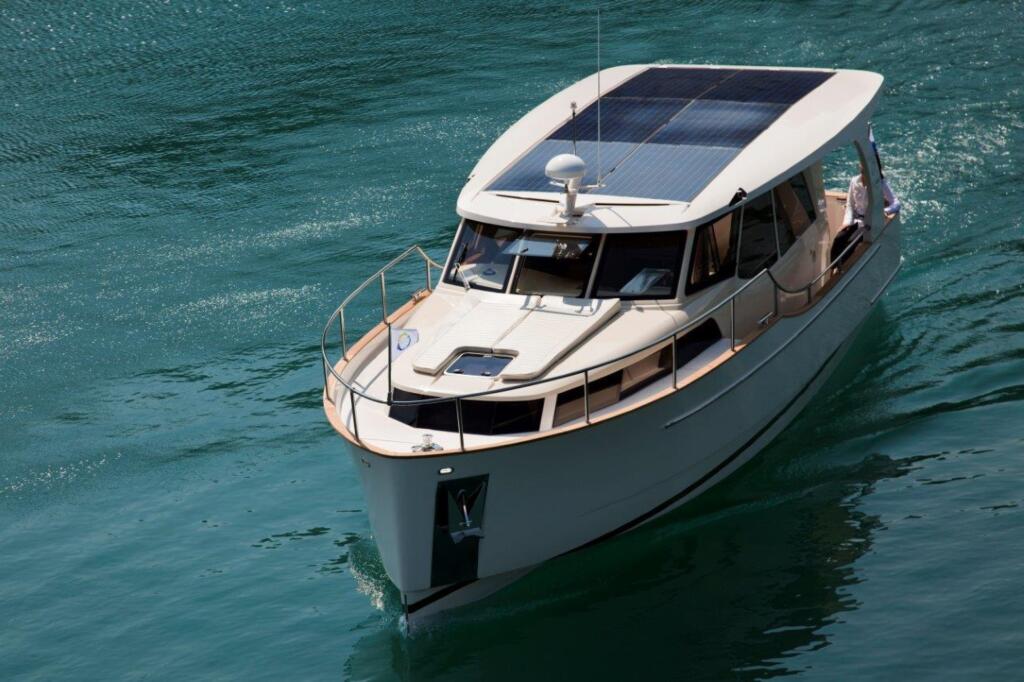 Motor yacht 