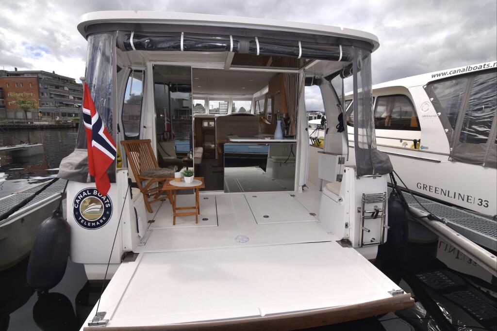 Motor yacht 