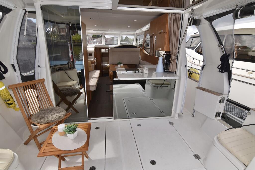 Motor yacht 