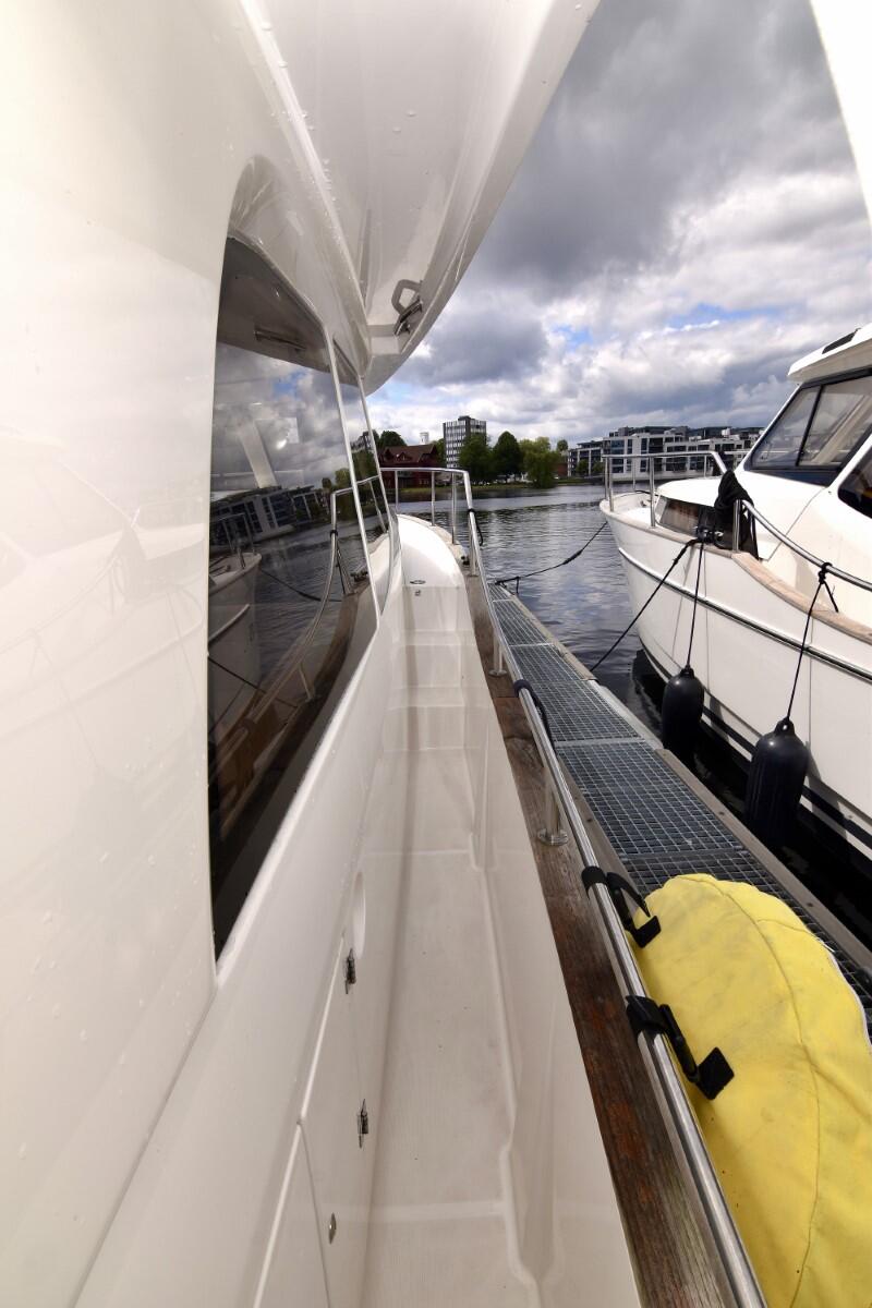 Motor yacht 