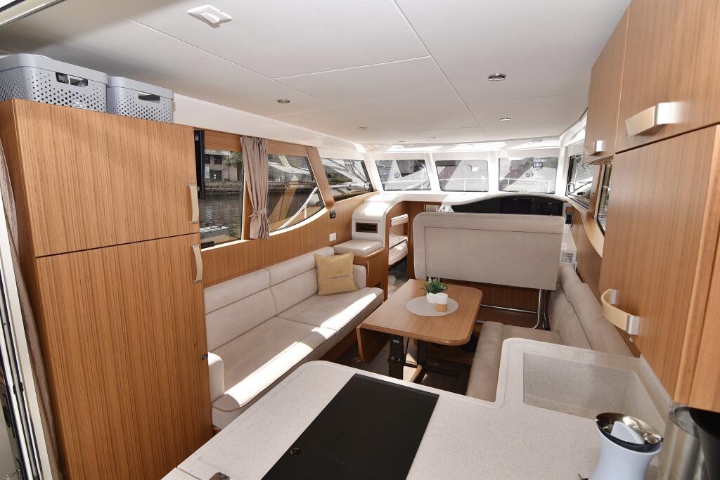 Motor yacht 