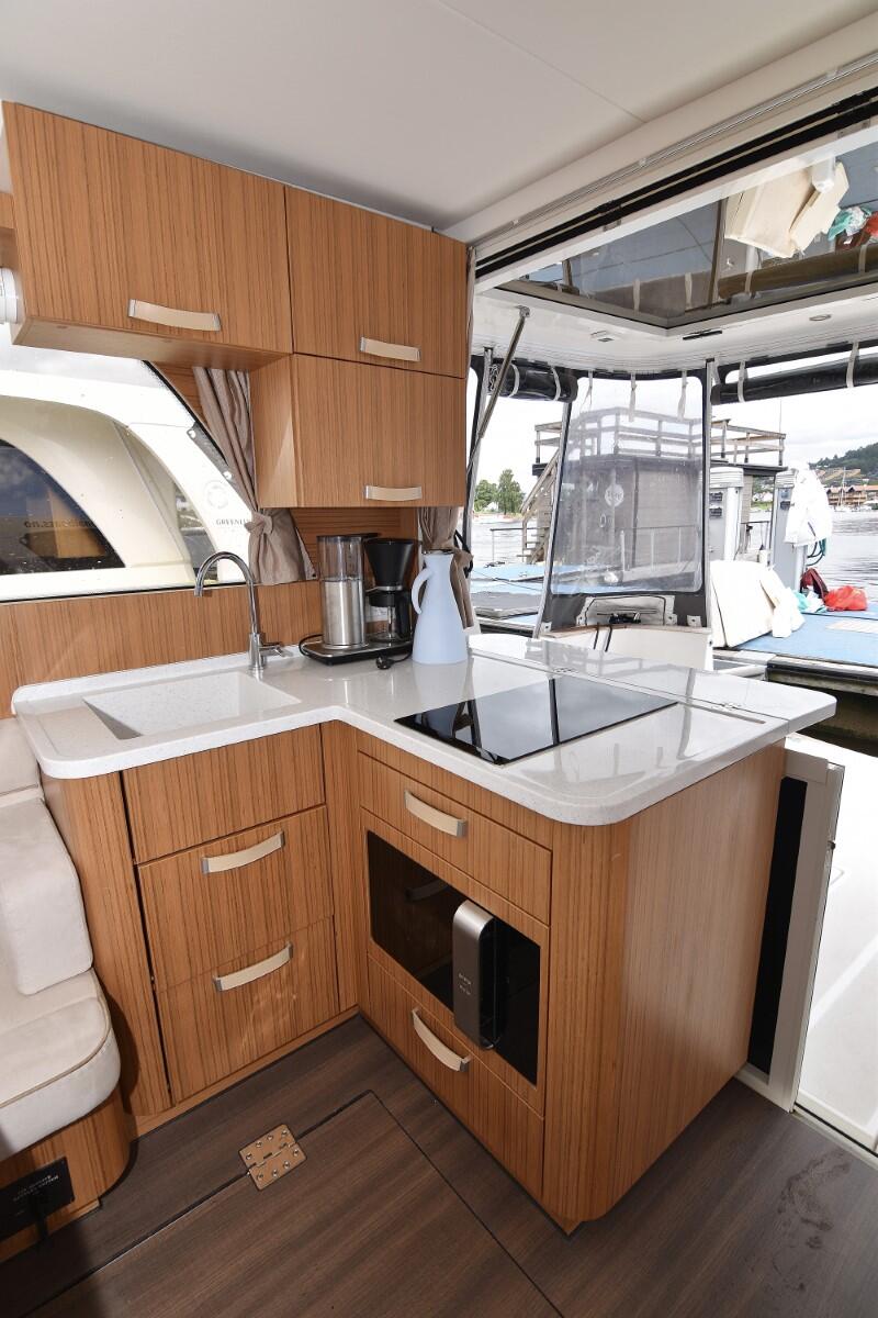 Motor yacht 