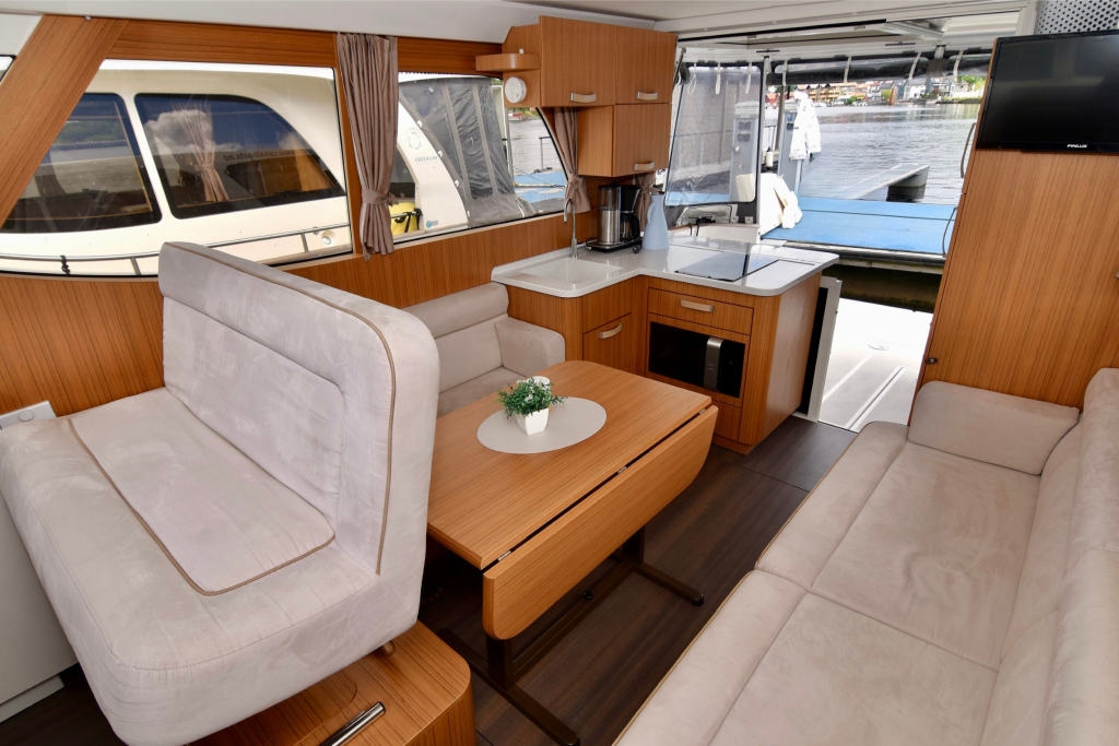 Motor yacht 