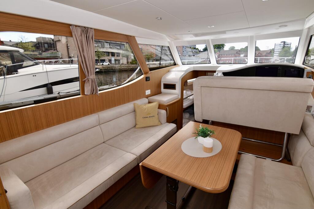 Motor yacht 