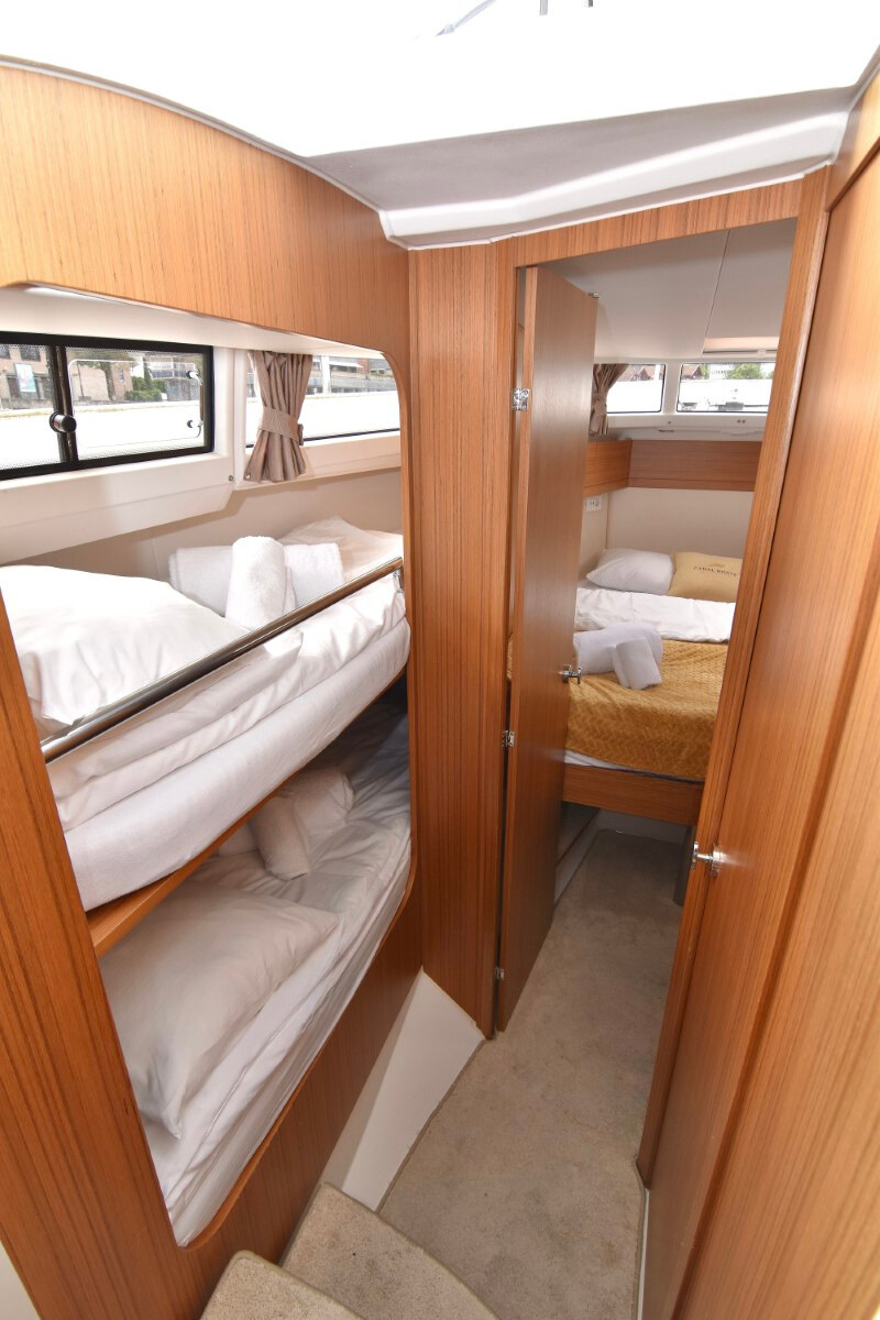 Motor yacht 