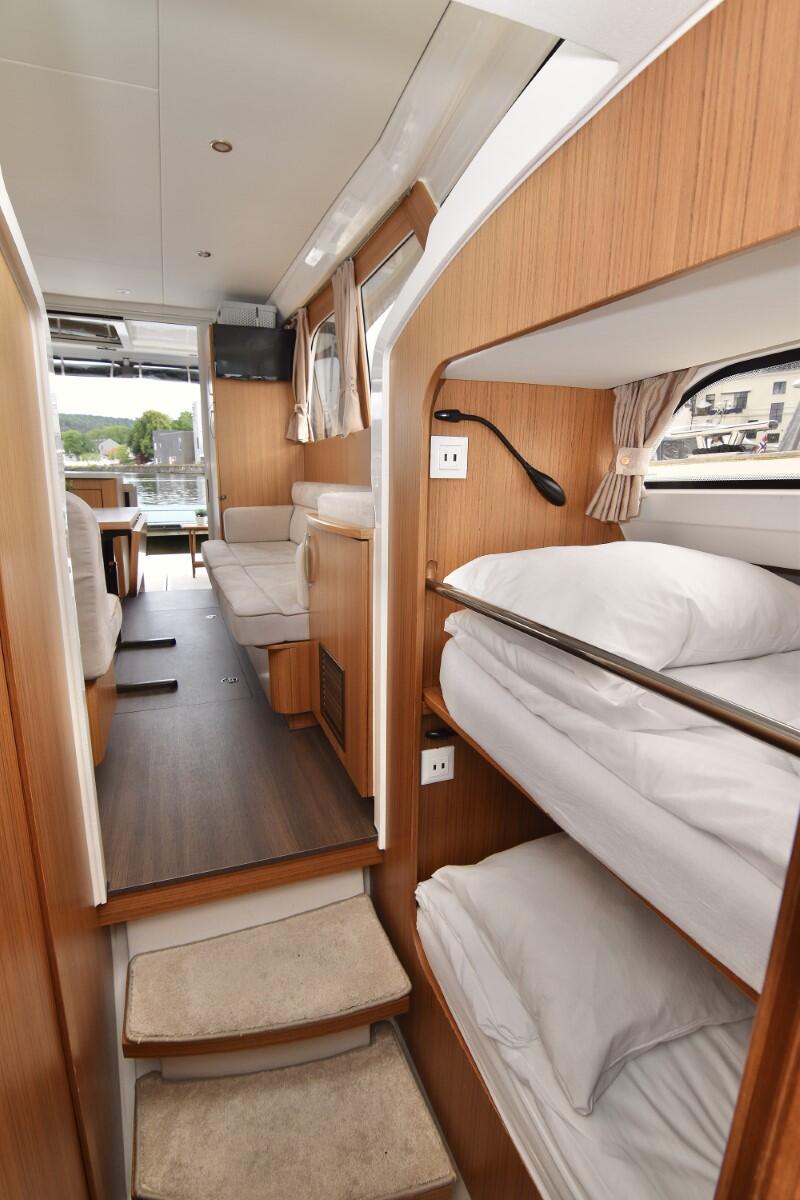 Motor yacht 
