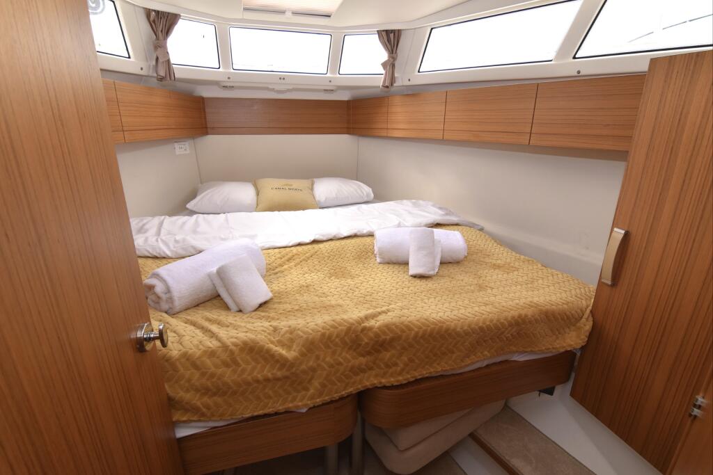 Motor yacht 