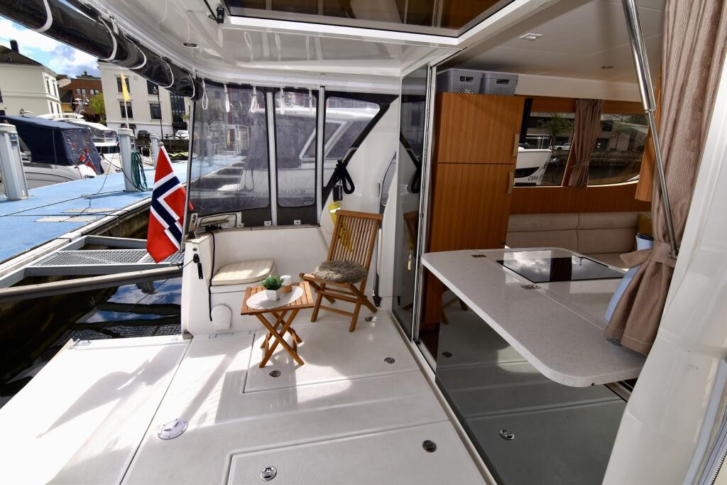 Motor yacht 