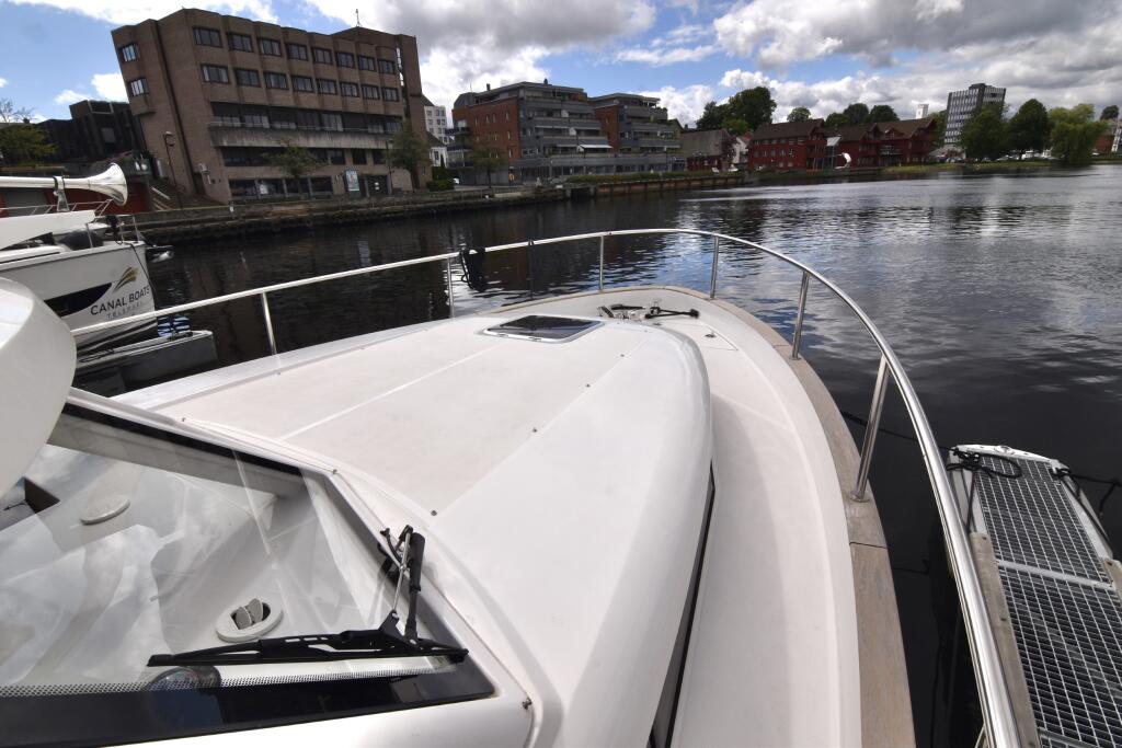Motor yacht 