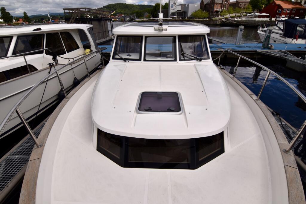 Motor yacht 
