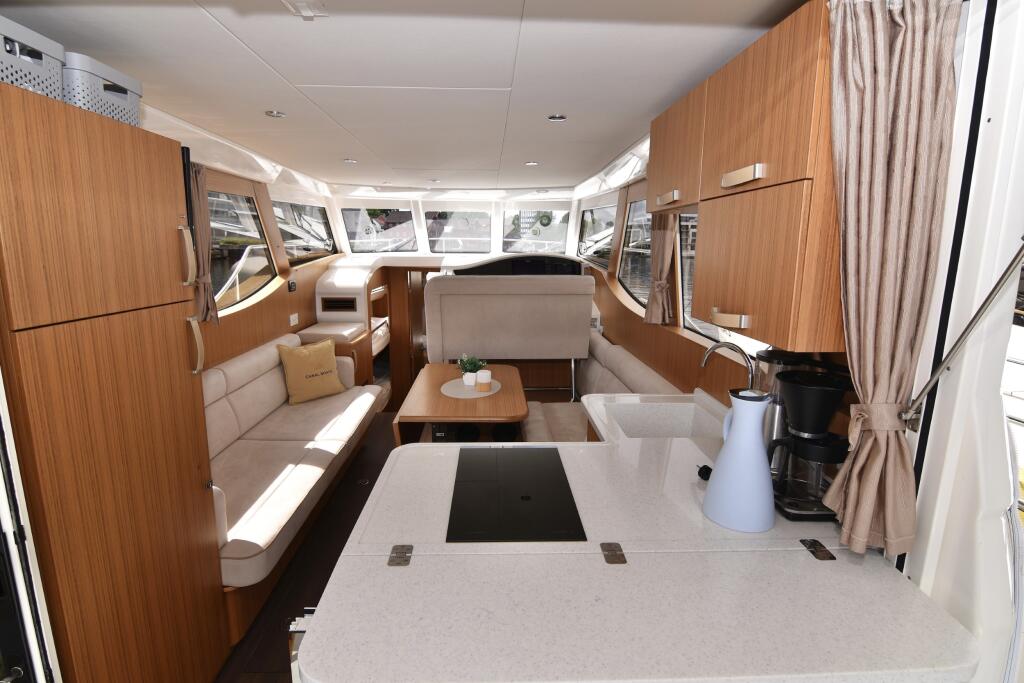 Motor yacht 