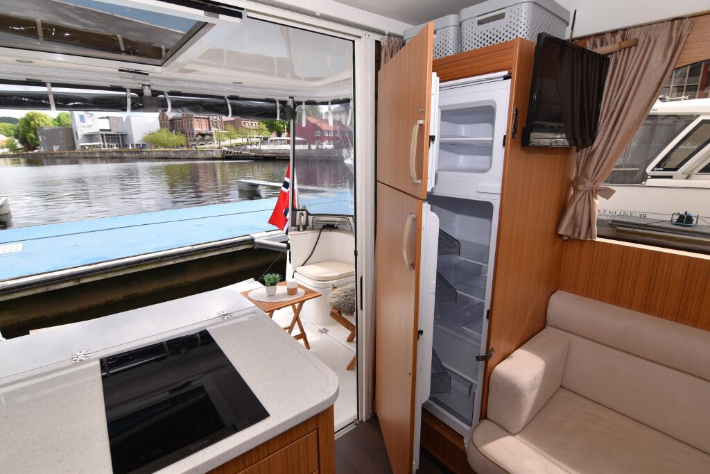 Motor yacht 