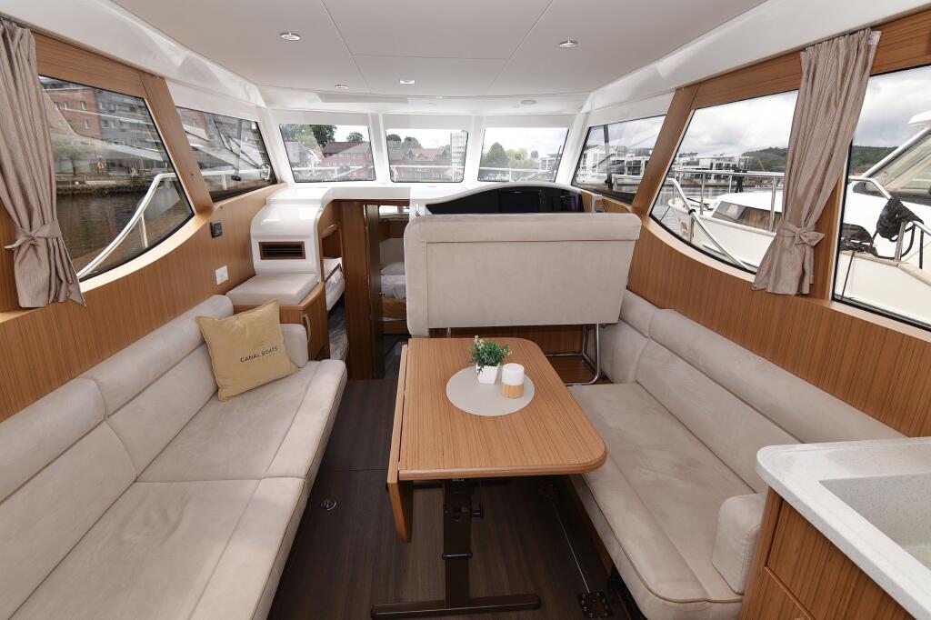 Motor yacht 