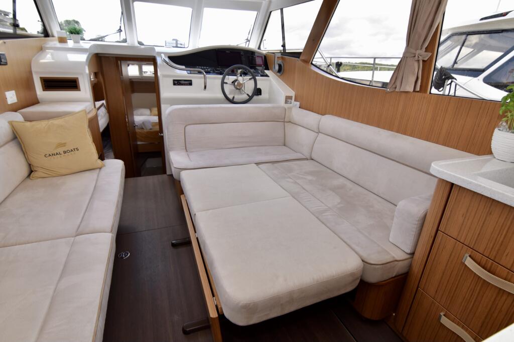 Motor yacht 