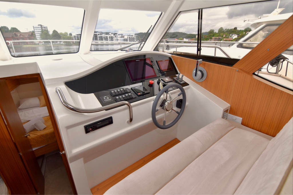 Motor yacht 