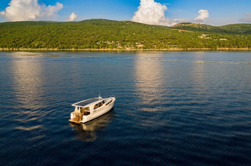 Motor yacht 