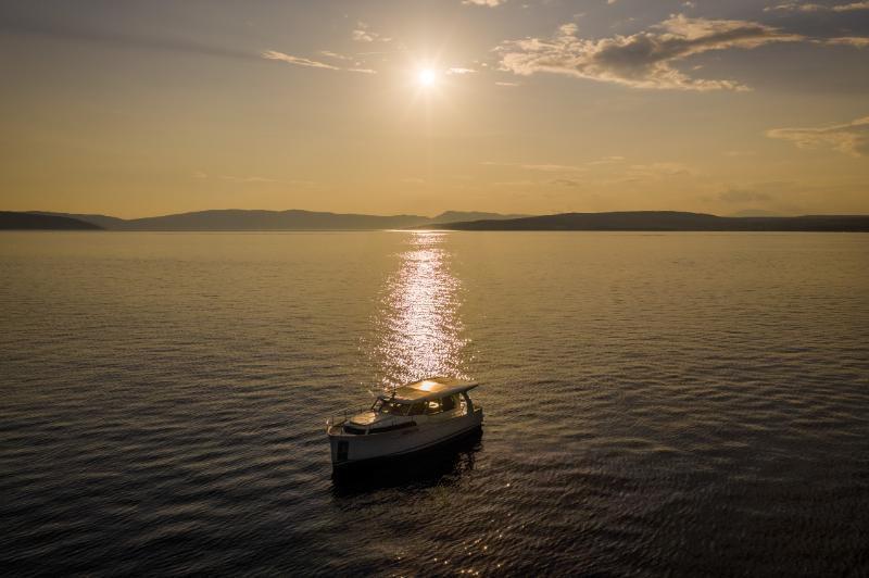 Motor yacht 