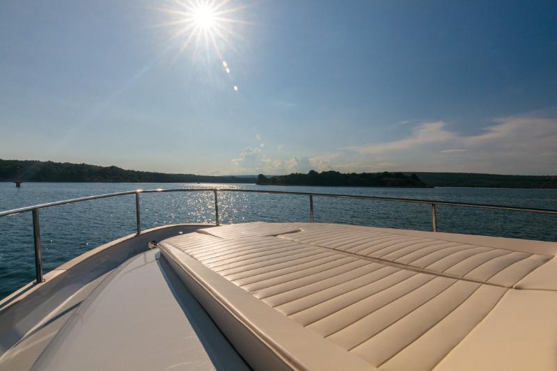 Motor yacht 