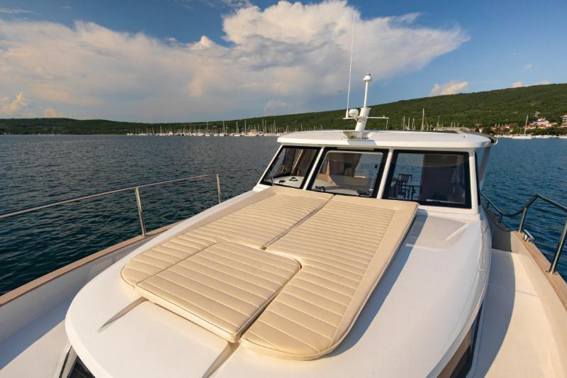 Motor yacht 