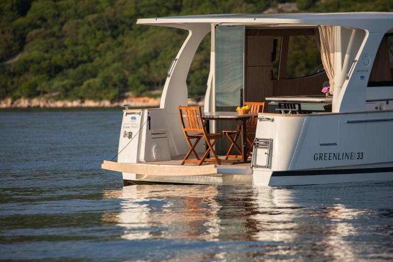 Motor yacht 