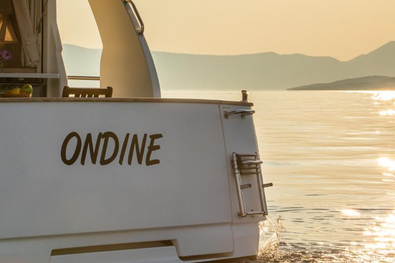Motor yacht 