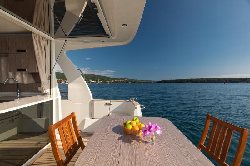 Motor yacht 
