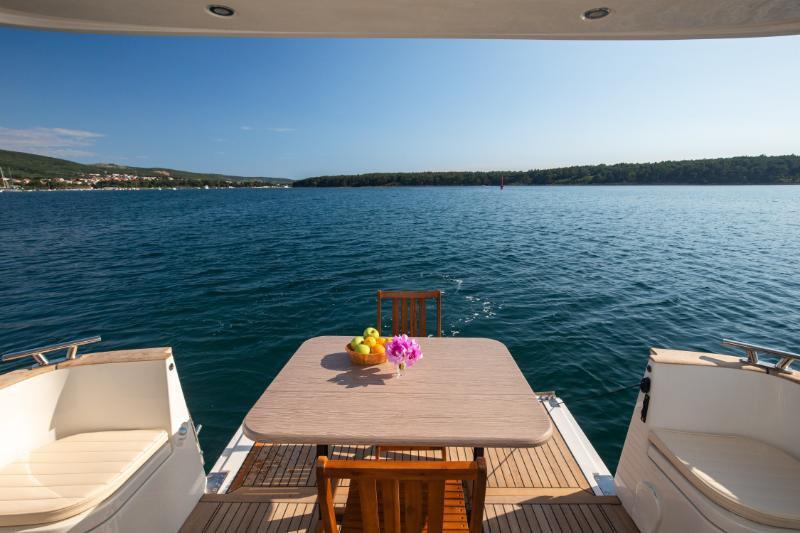 Motor yacht 