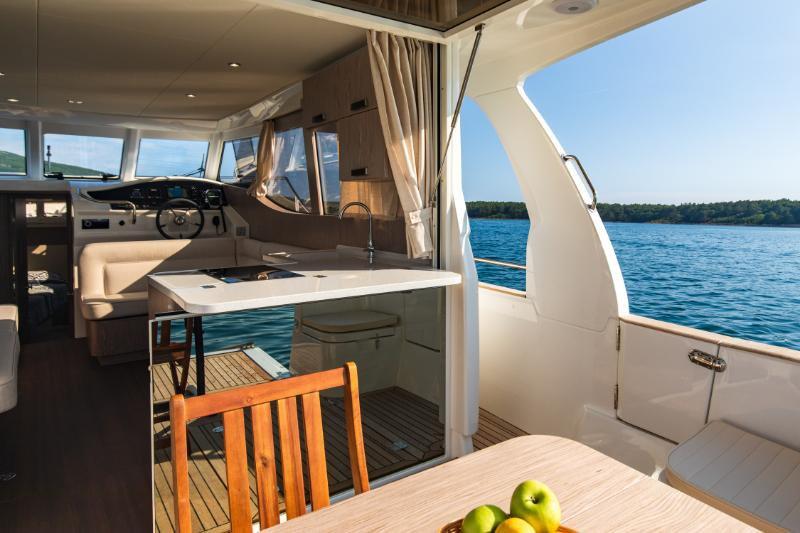 Motor yacht 