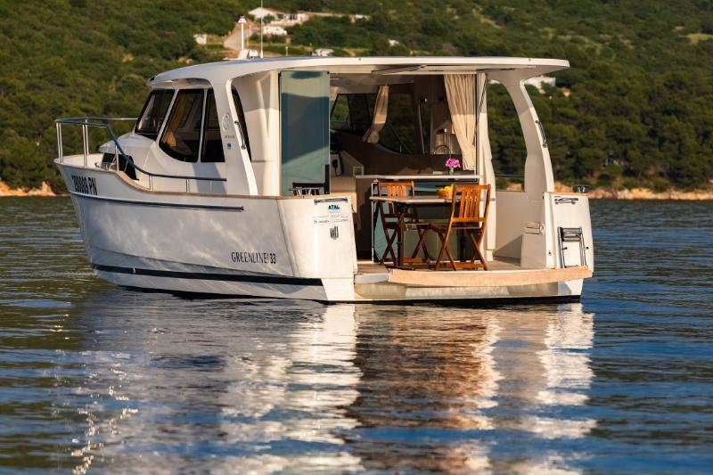 Motor yacht 